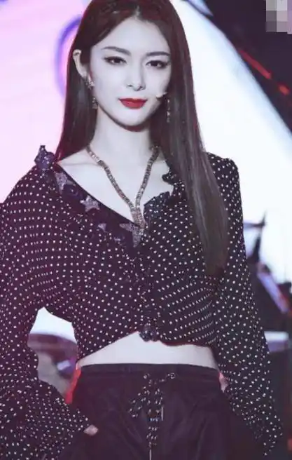 火箭少女穿衣越来越短,傅菁小蛮腰吸睛,网友:杨超越辣眼_魅力_身材