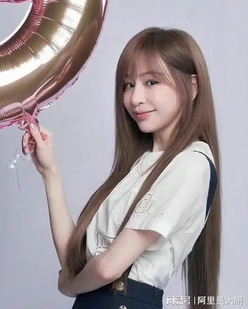 王心凌近况曝光,穿露脐装自曝体重28kg,脸颊凹陷身材暴瘦成纸片