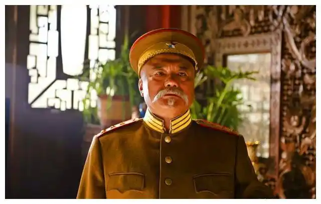 袁世凯戎装袁世凯听闻此事后,大为喜悦,他认为蔡锷不过是个贪图美色