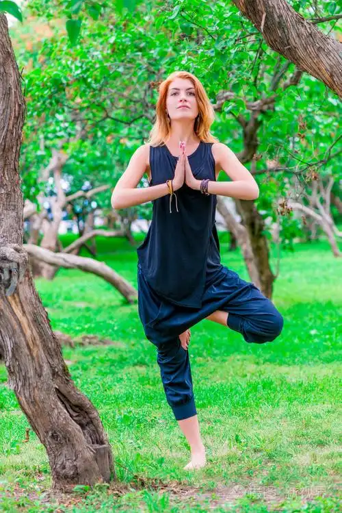 在公园里赤脚女人在早上练瑜伽