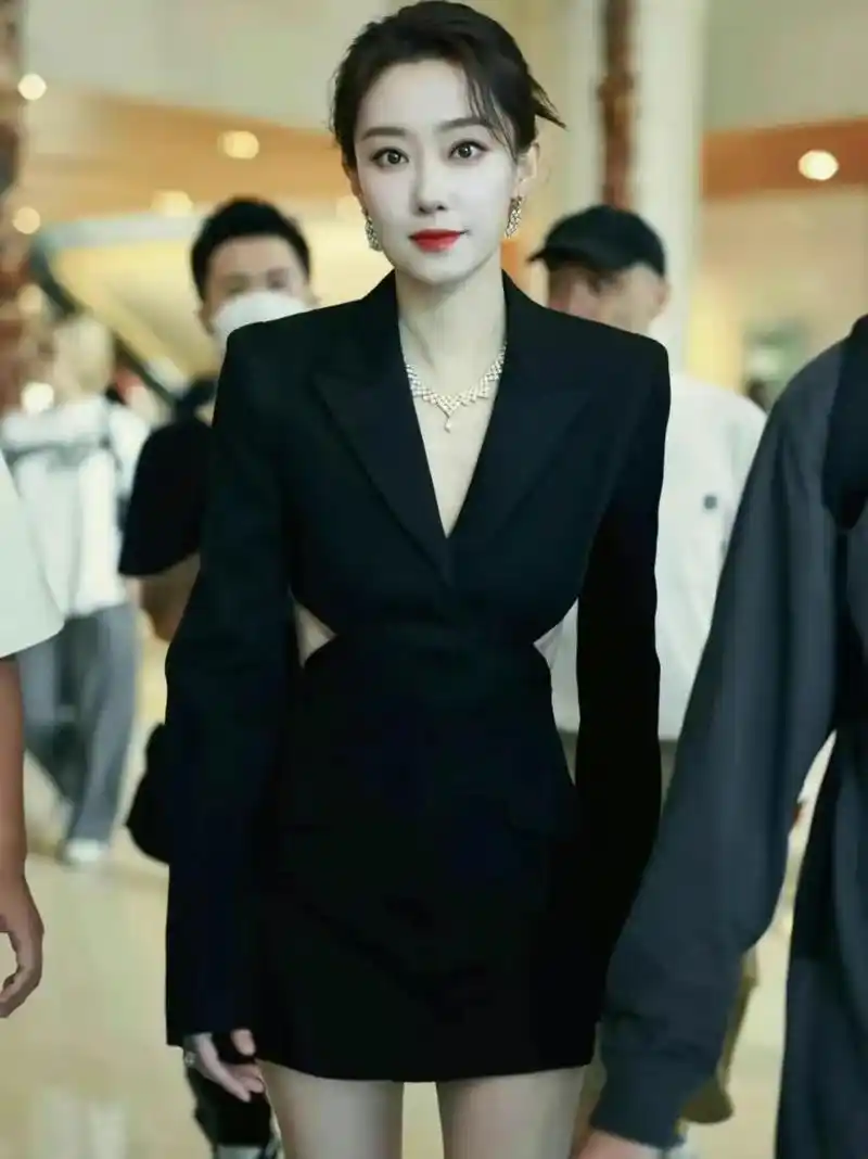 网友:张小斐身材火辣,黑色西装裙造型霸气侧露,大方露腰露腿很性感