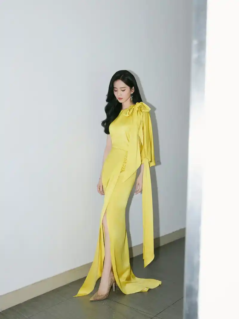 刘诗诗一袭单开叉长裙亮相 长卷发飘逸动人 淡雅妆容展现迷人魅力