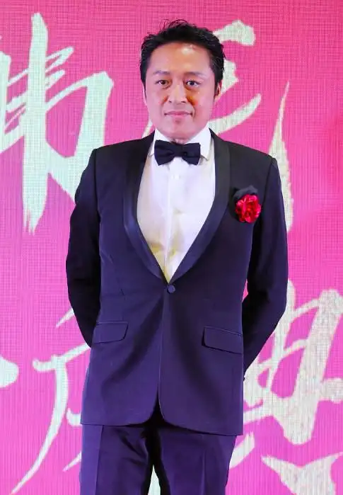 56岁马景涛人气火爆,西装帅气有型,与粉丝贴面亲吻拥抱