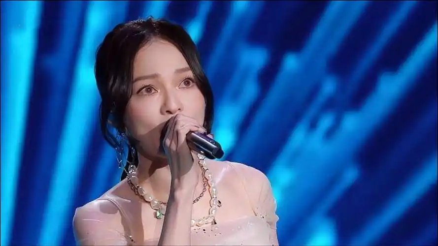春晚张韶涵演绎破茧还是十八岁的样子