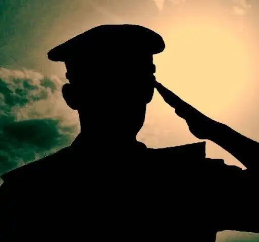 一位将军带着外孙女儿散步 , 有位行进中的列兵向他敬礼 , 将军马上