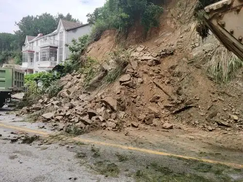 面板脱空,路基冲毁,桥梁和附属物冲刷,涵洞边沟堵塞,山体滑坡中断交通