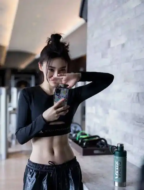 刘亦菲露腰:我管他呢!_腹肌_马甲_身材