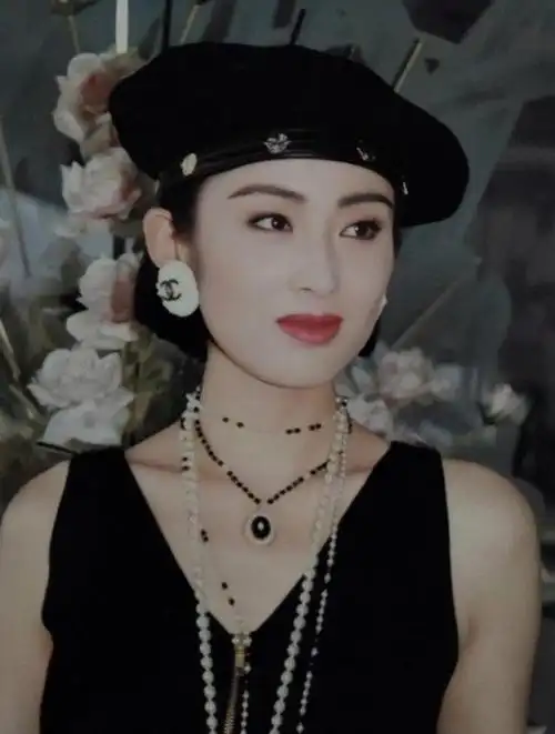 她被誉为最美赵敏,是影迷心中的短发女神,如今的张敏怎么样了