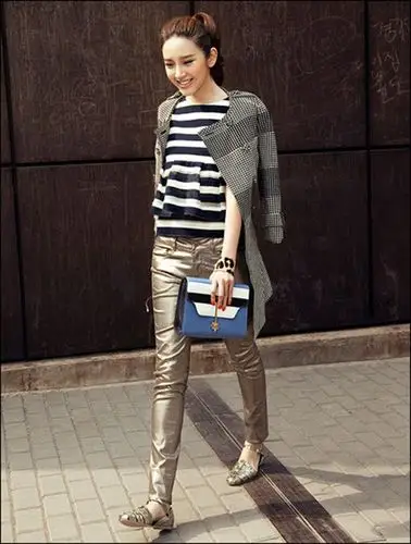 梨涡美女明星唐艺昕图片