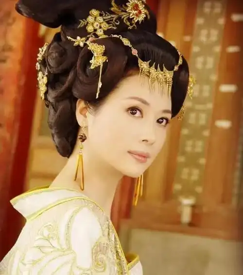 在《杨三姐告状》的林媚春,《关中男人》的金月华,《大敦煌》的珍娘