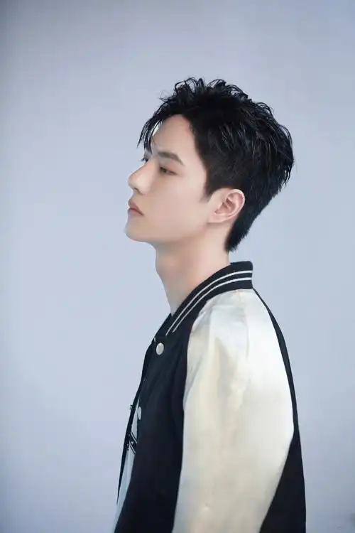 王一博休闲风造型帅写真图片