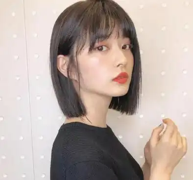 齐脖长度的短发,简单的烫直就能给人干练的感觉,一边露耳的设计,勾勒
