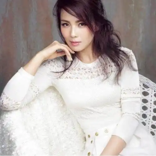 刘涛近况状态好穿白色礼服推销产品好卖力不受离婚事件影响