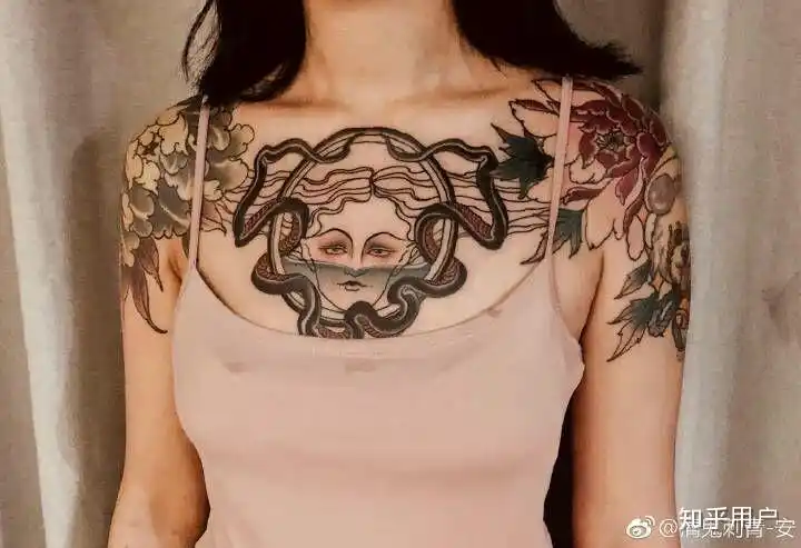 有没有锁骨到胸口上的纹身图案女孩子的之前有纹身想盖住要大点的好看