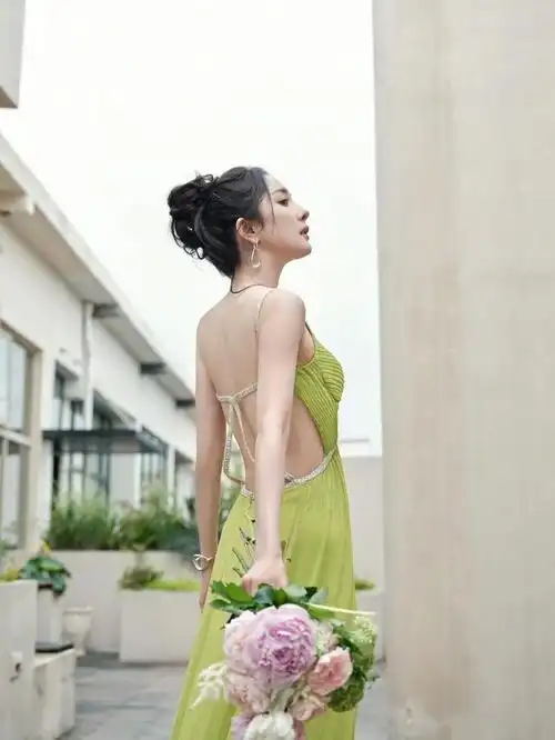 杨幂还是那么敢穿,"掐腰裙"风情万种,曲线柴而不瘦很风韵