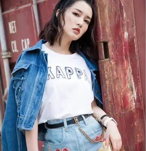 "牵牛花"的牛仔短裤搭配白色短袖,李沁变身猫咪女神!_气质_衣服_时尚