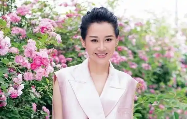 原创50岁许晴素颜照曝光,笑起来酒窝醉人,甜美得像个小女生_照片_工作