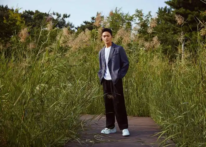 曹骏曝光初秋暖夕写真 舒适惬意氛围中彰显正气本色_白色_双目_眼眸