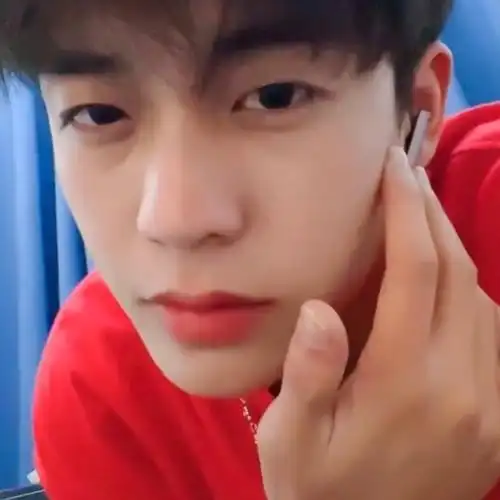 余庆伟粉色衣服头像