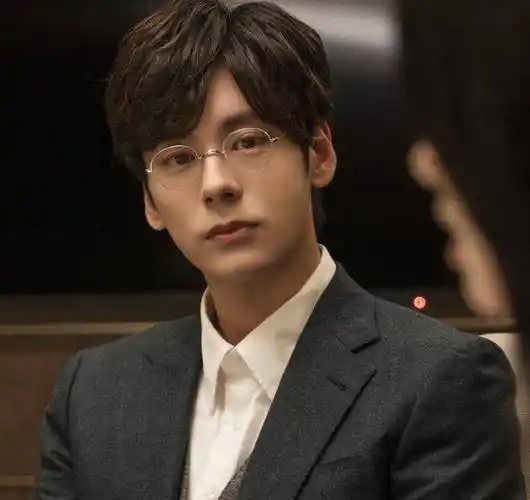 男演员颜值扛把子之一了,其实他不管戴不戴眼镜都帅气但是谁会嫌弃