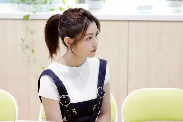 2006年,在雅虎搜星比赛冯小刚组中获得冠军,正式出道.