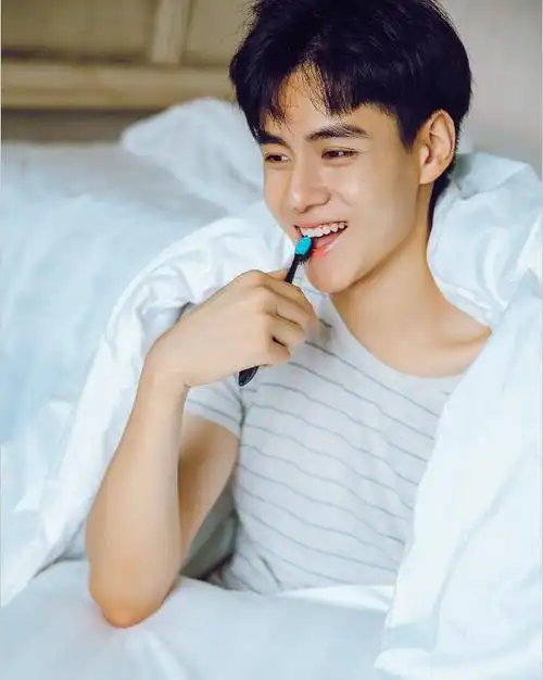 推荐】小美好男主胡一天气场强大,戏外的他却阳光活泼,帅气无比惹人爱