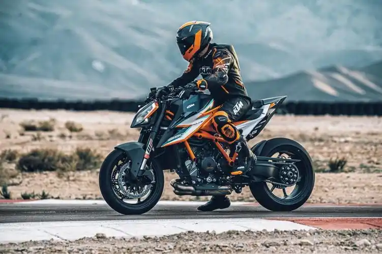 ktm1290superdukerr户外特写