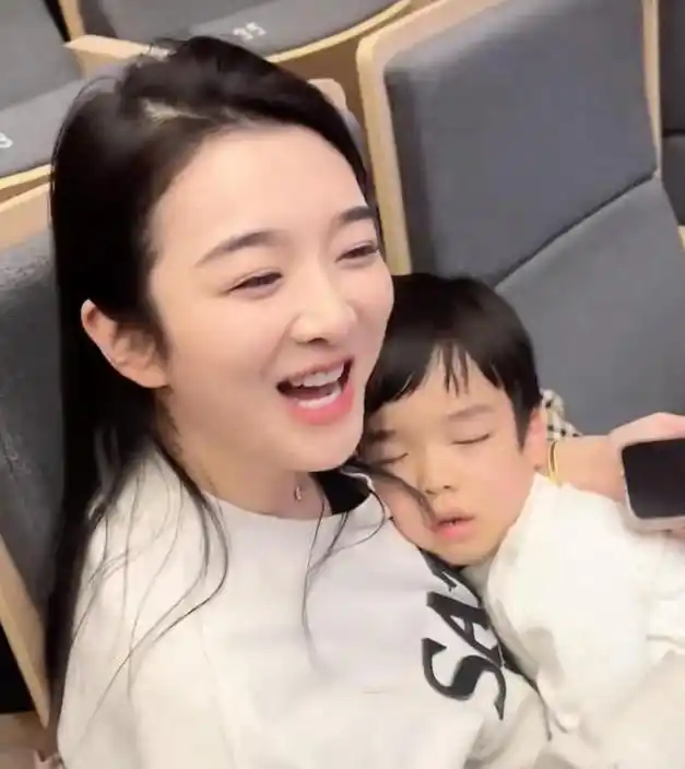 吴雅婷带娃看欧阳娜娜演奏会,姐弟俩近照曝光,长相神似超可爱|王源