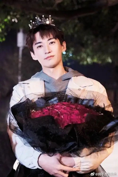 不吃妆造的明星#刘学义算一个吧,古装扮相风度翩翩,贵气十足,现代就