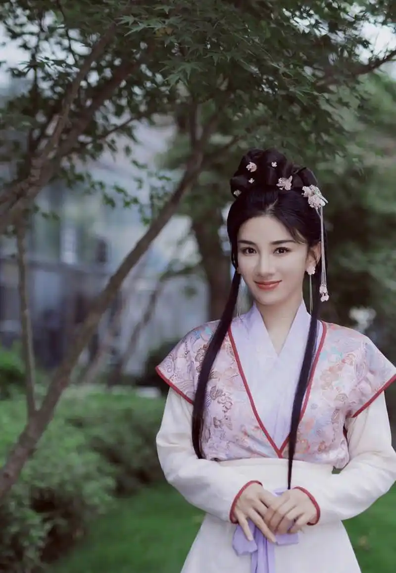 黄奕最近晒出了一组新鲜的"李玉湖"古装美照.