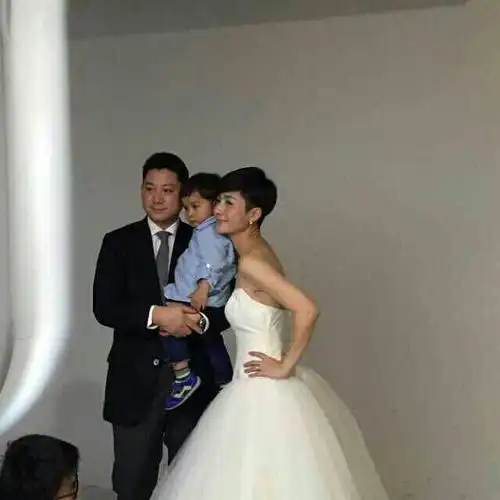 主持人吉雪萍近照曝光富豪老公身份显赫如今家庭幸福美满