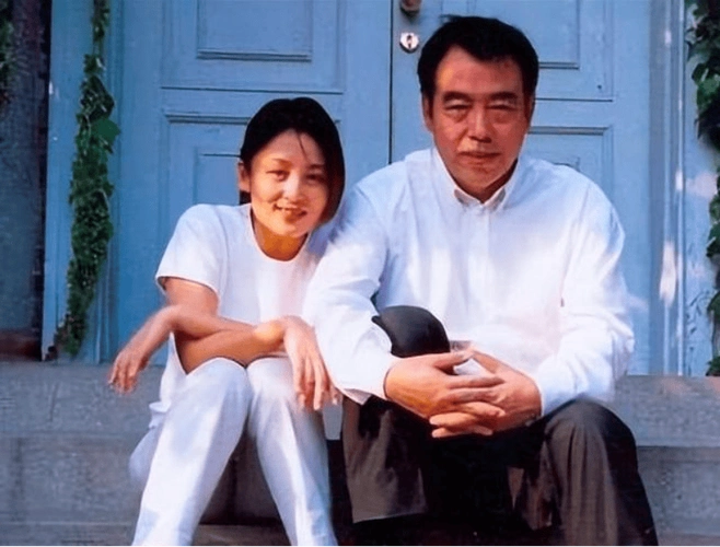 20多年前陈红在陈凯歌家拍照,她躺在沙发上的样子,堪称人间尤物_照片