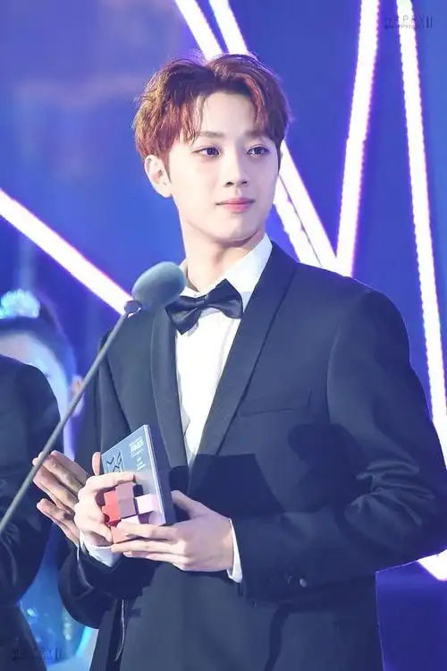 赖冠霖回国后变得奇奇怪怪,灿烂笑容不再,是人设还是冷漠