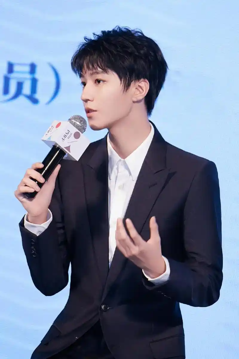 最近的物料真的让我感觉现在是长大了的王俊凯了呜呜呜0101勇