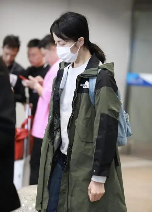 孙俪一个人走在机场 她没有化妆,素颜清纯 穿得随意一点