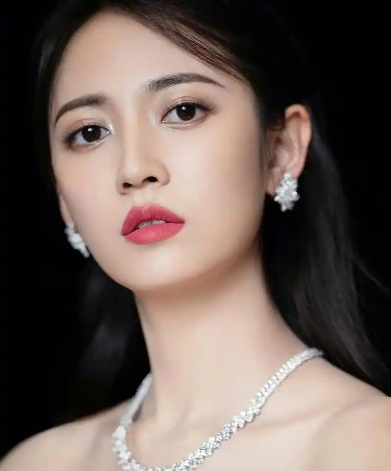 陈钰琪抹胸蓝色长裙,冷艳妩媚!