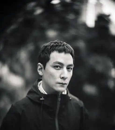 就像我大兄弟吴彦祖本祖,帅气无边.