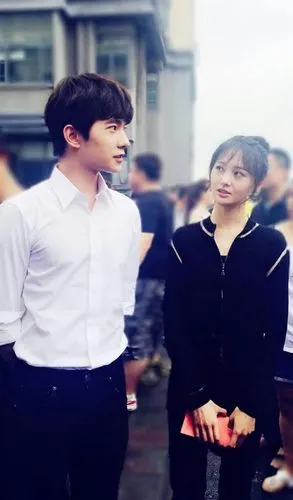 杨洋发自拍却疑似暴露恋情,对象怎么会是她?网友的评论出奇一致