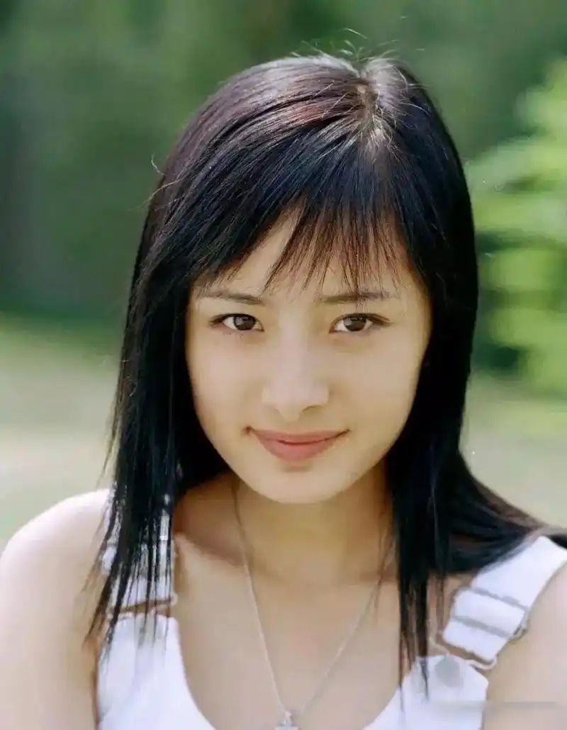 杨幂年轻时候的照片也很清纯,就是怎么长得和现在不一样了?