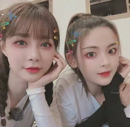 沈梦辰晒合照,与杨超越组成村里两支花,网红滤镜毁掉杨超越_照片_嘉宾