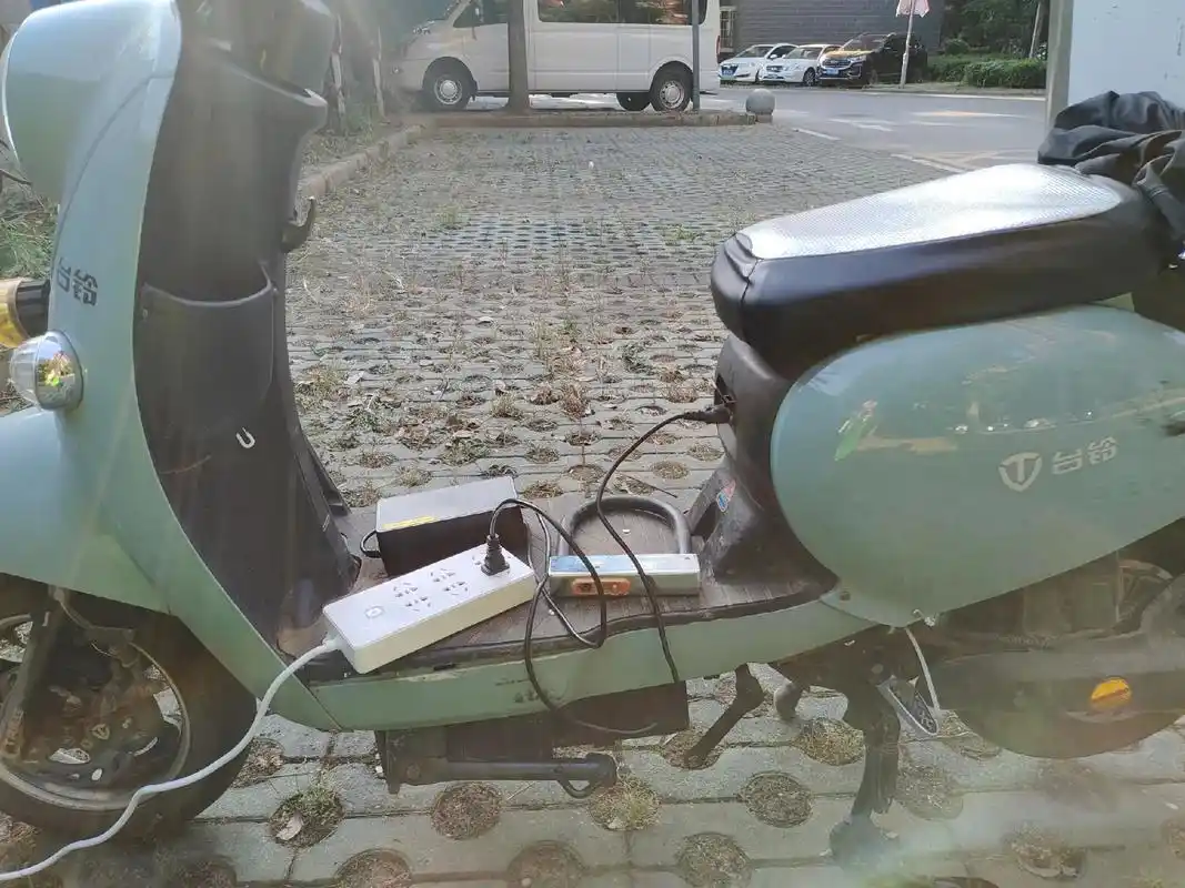 电瓶车#   用充电桩给电动自行车充电     - 抖音