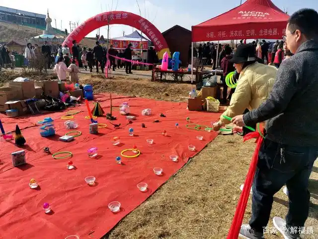 春节套圈,撒出去的是钱,套来的是快乐,挣钱的是摆摊者