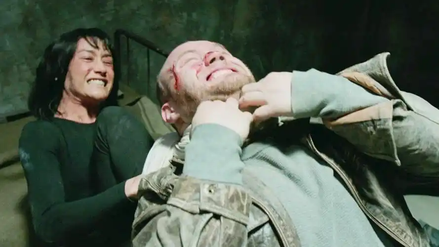 女杀手绝地求生,2021最新动作猛片《门徒》