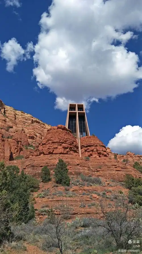 美国人异想天开,大胆的在山顶上建了一个教堂,设计独特,真是没有做不