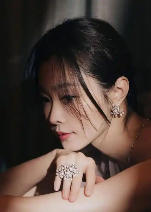 25娱乐瓜:王一博任嘉伦张颂文刘诗诗金晨宋轶许凯景甜王鹤棣_造型