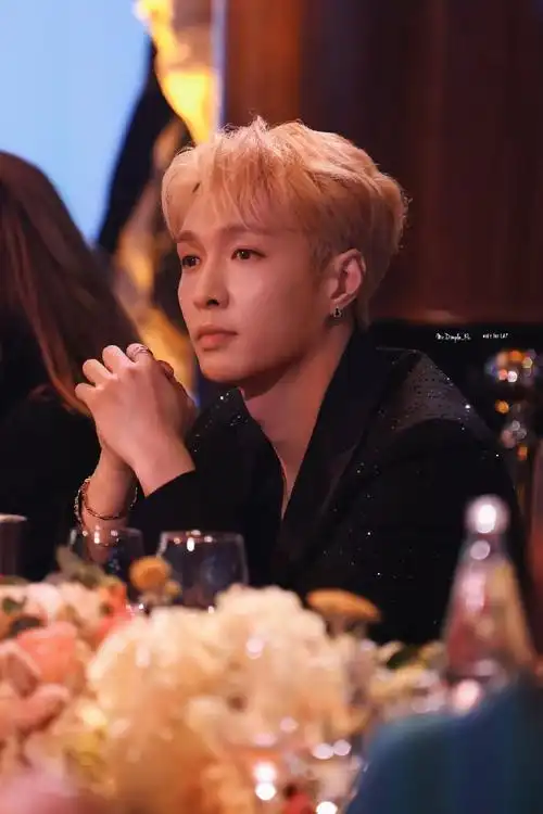 张艺兴戛纳晚宴状态,好紧致的一张脸