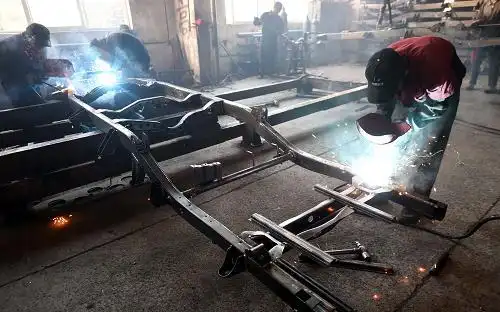 9月12日,香河县海潮汽配公司的工人在焊接车架.