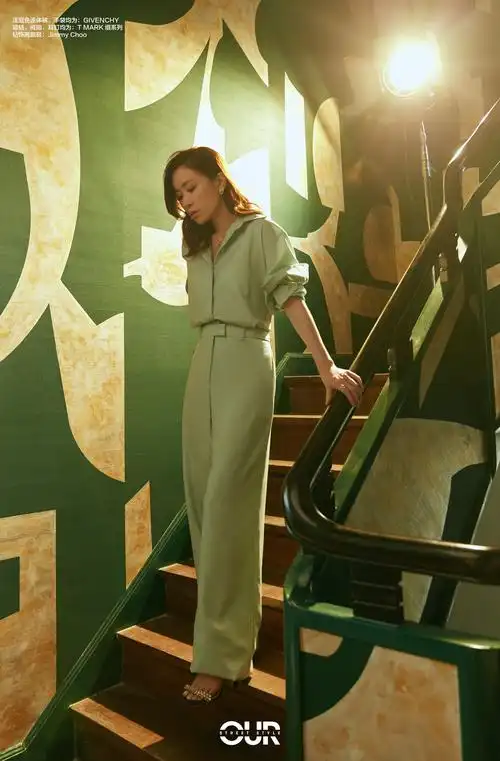 女士街拍盛夏倒计时主题佘诗曼的街拍look