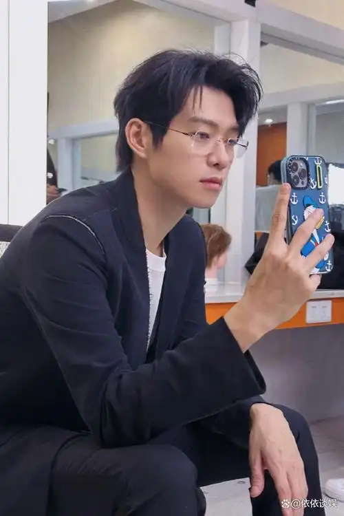 魏大勋是一个有着表演专业背景的明星,他曾经在综艺节目中被调侃为