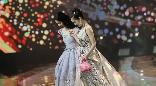 肖战王一博微博之夜同台,徐峥后台闹乌龙,杨紫杨幂杨颖三美同框_女